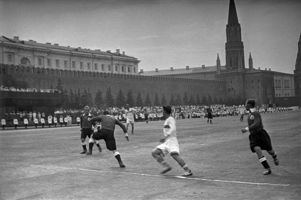 Футбол на Красной площади, 1930-е, г. Москва. Выставки&nbsp;«Москва из Музея Москвы» и «Все на матч!» с этой фотографией.