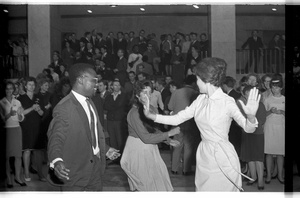 II Всемирный форум солидарности молодежи и студентов в борьбе за национальную независимость и освобождение. Кремлевский дворец съездов, 16 - 24 сентября 1964, г. Москва. Выставка «Темнокожие в СССР» с этой фотографией.