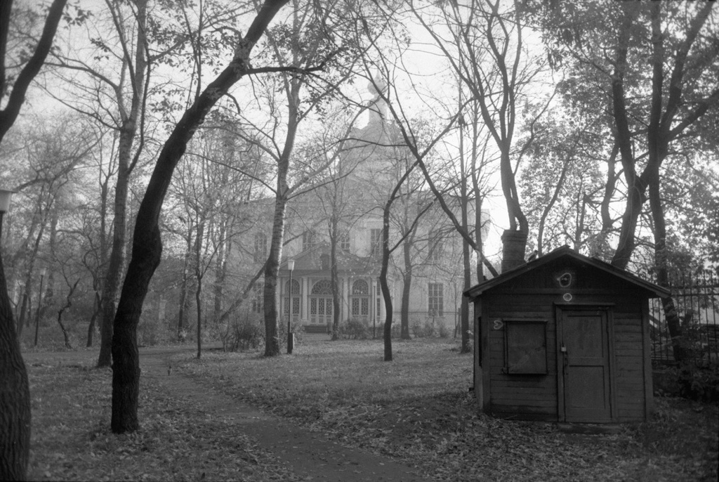 На территории Рогожского кладбища, апрель - октябрь 1988, г. Москва. Выставка «Старообрядчество» с этим снимком.