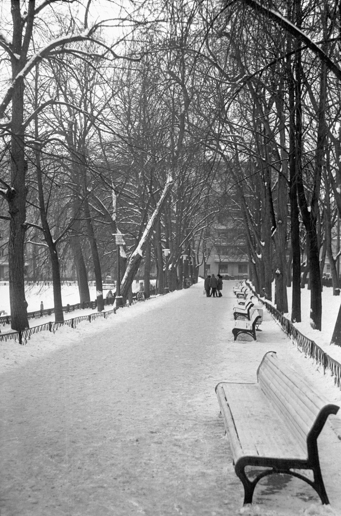 На Патриарших прудах в Москве, 1990 год, г. Москва. Выставка «Зима и лето на Патриарших прудах» с этим снимком.