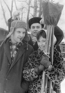 В ожидании электрички, 1963 год, г. Павловский Посад. Выставка «"Личное и лиричное" фотографа Валерия Усманова» с этой фотографией.