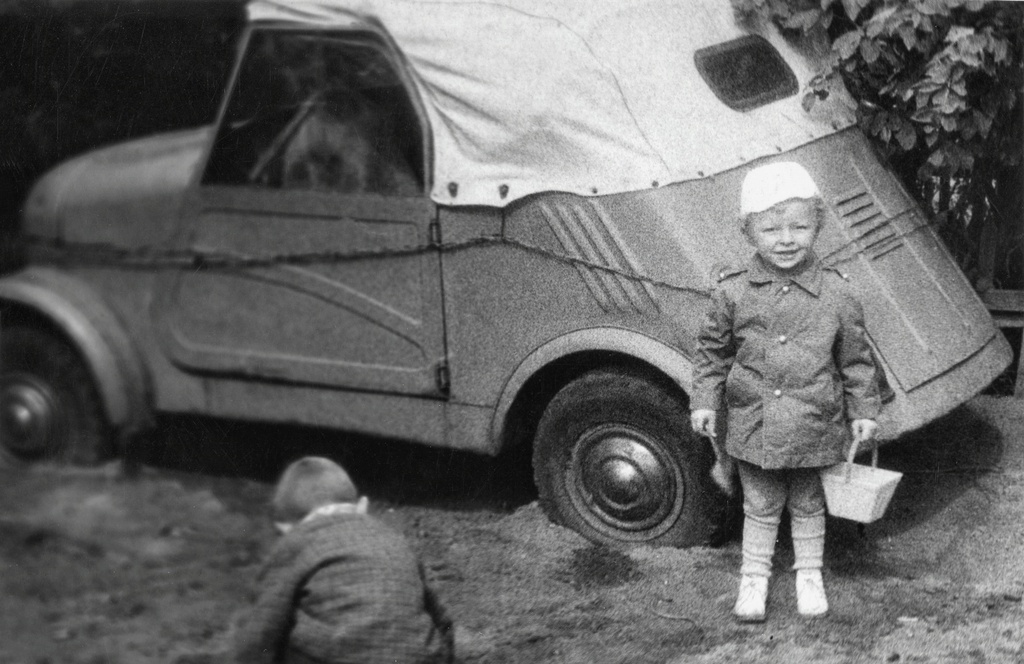 Мальчик и автомобиль, 1972 год, г. Москва. Выставка «"Личное и лиричное" фотографа Валерия Усманова» с этой фотографией.