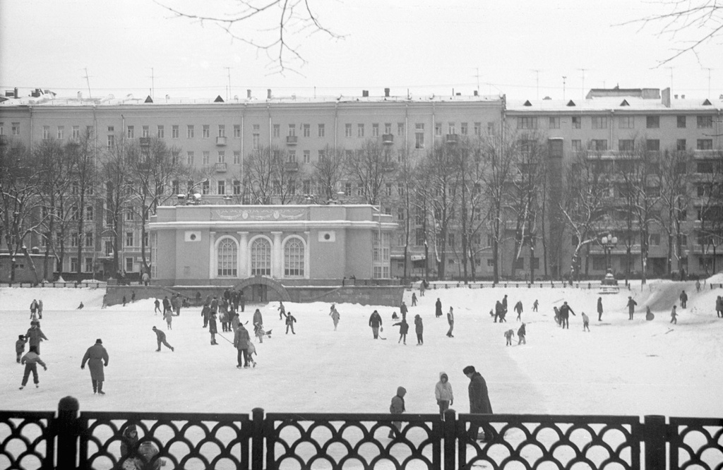 На Патриарших прудах в Москве, 1990 год, г. Москва. Выставка «Зима и лето на Патриарших прудах» с этим снимком.