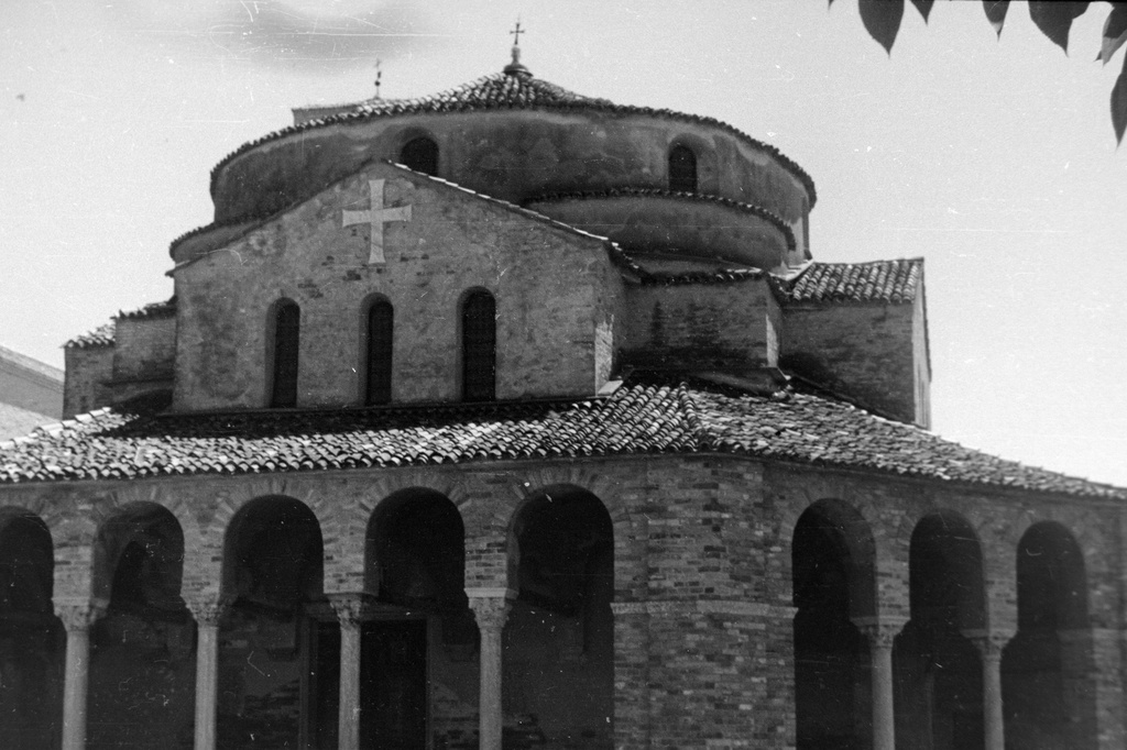 Церковь Санта Фоска, 1947 год, Итальянская республика, г. Венеция, о. Торчелло. Выставка «Николай Голованов» с этим снимком.&nbsp;