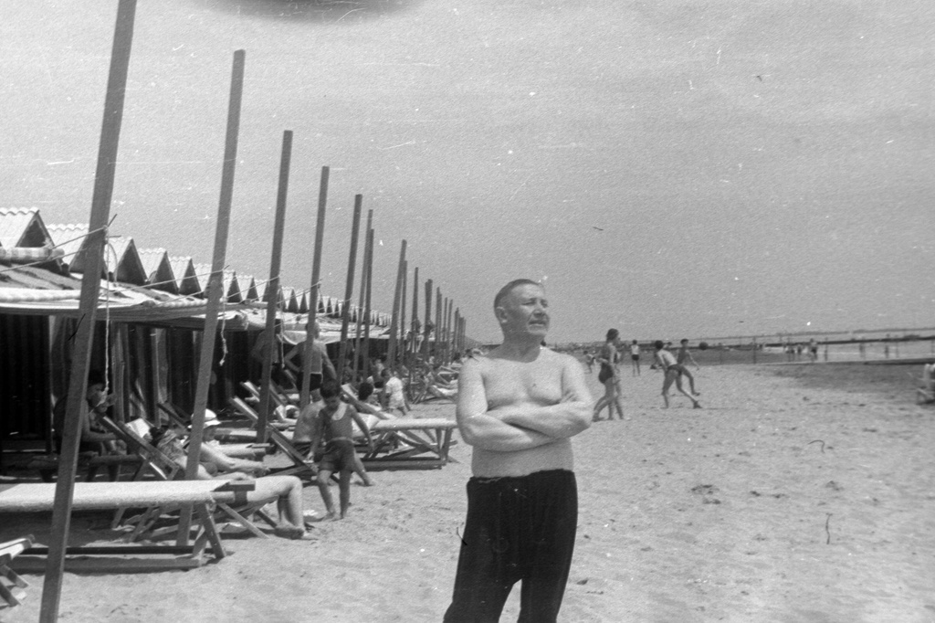 Николай Голованов на пляже острова Лидо. Венеция, 15 июня 1947, Итальянская республика, г. Венеция. Выставка «Николай Голованов» с этим снимком.&nbsp;