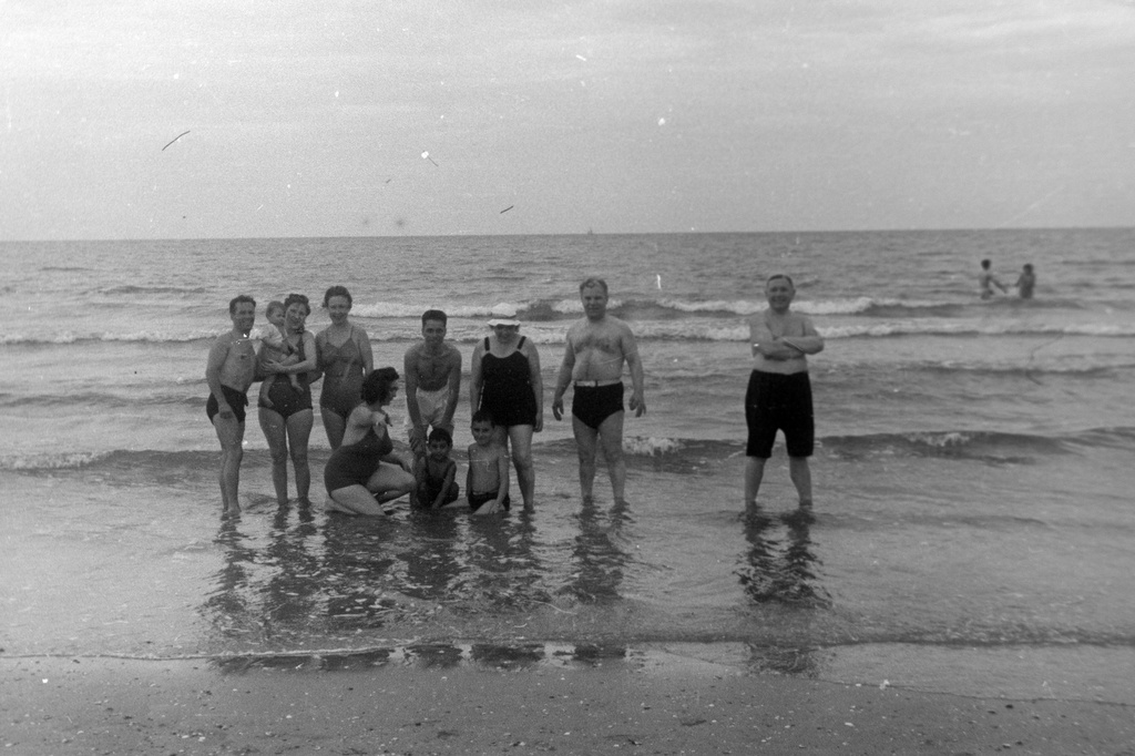Николай Голованов (крайний справа) с семьями работников советского консульства в Венеции. На пляже острова Лидо. Венеция, 15 июня 1947, Итальянская республика, г. Венеция. Выставка «Николай Голованов» с этим снимком.&nbsp;