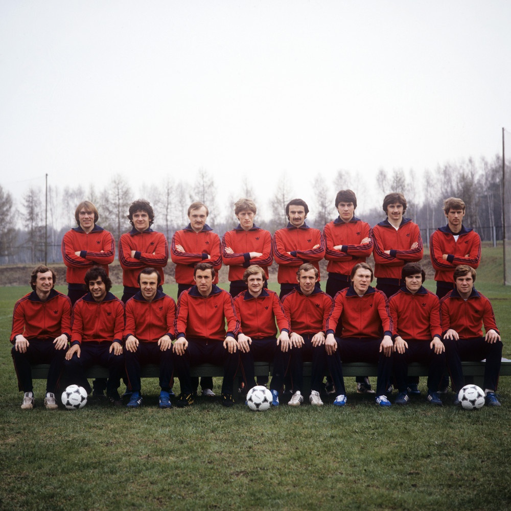 Сборная СССР по футболу 1982 год, 7 мая 1982. Выставка «Все на матч!» с этой фотографией.