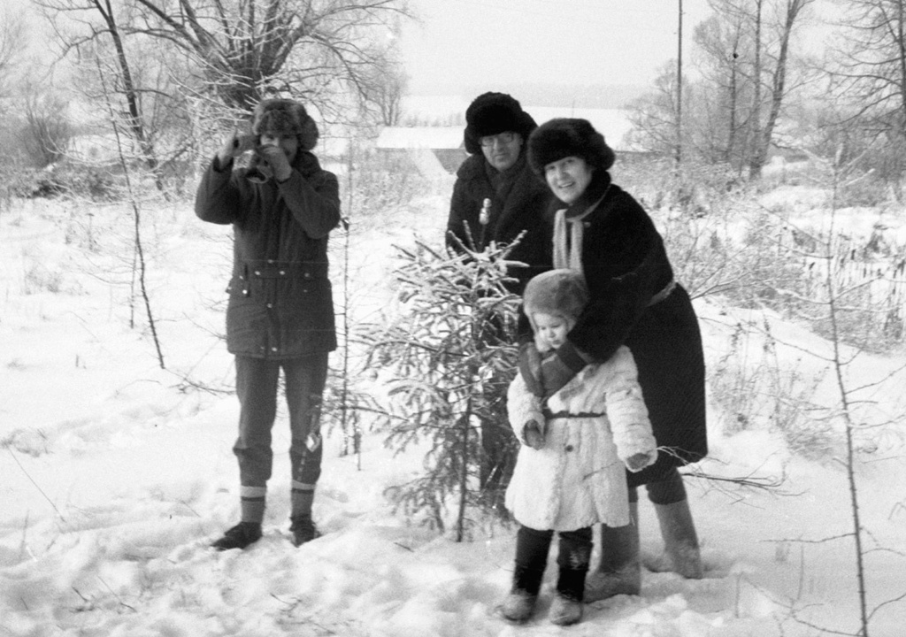 Встреча Нового года в деревне, 1988 год, Калужская обл., Тарусский р-н, с. Фатьяново. Игорь Зенкин, Геннадий Галутва, Нина Полищук с Олей Зенкиной.