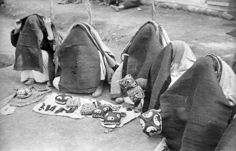 «Женщины Востока», 1934 год. Выставки&nbsp;«Рыночные отношения»&nbsp;и «15 лучших фотографий Эммануила Евзерихина» с этой фотографией.