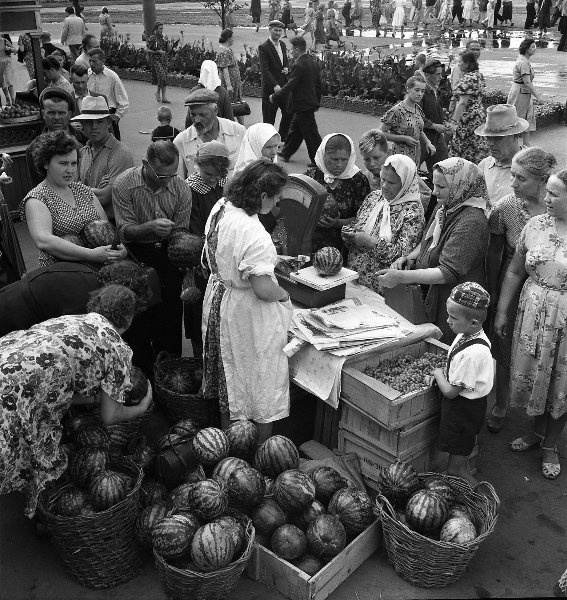 Уличная торговля, 1958 год, Украинская ССР, г. Харьков. Выставка «Арбуз или дыня?» с этой фотографией.