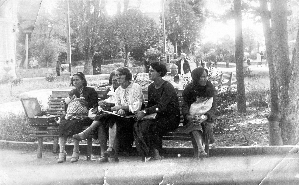 Автобусная остановка возле Боткинской аптеки в Ялте, 1938 год, г. Ялта. Выставка «Остановки» с этой фотографией.