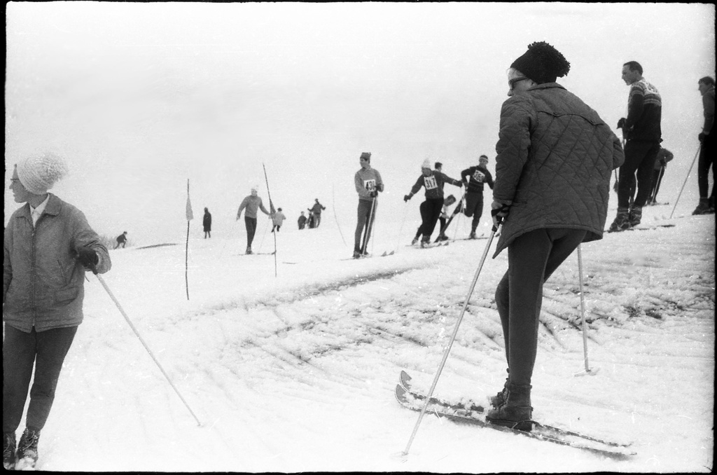 Черневская гора. Соревнования горнолыжников-любителей, 7 марта 1975, Московская обл., Красногорский р-н, г. Красногорск. Одно из самых популярных мест для горнолыжников в Подмосковье. На Черневской горе проводились как любительские, так и профессиональные соревнования по горнолыжному спорту. Сейчас на горе имеется современная система подъемников и она все также популярна.Выставка «Красногорск» с этой фотографией.