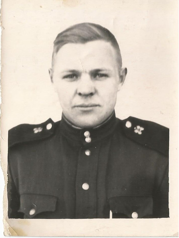 Шофер, 1956 - 1969. Фотография рядового автомобильных войск в повседневно-полевой форме одежды образца 1955 года.Приказом Министерства обороны СССР № 225 в декабре 1955 года эмблемы родов войск были перемещены из центра погона к его верхней части и стали располагаться чуть ниже пуговицы. В свою очередь, нашивки по званиям сержантского состава сместились ниже и стали размещаться под эмблемой. Также с погон рядового и сержантского состава исчезли канты.