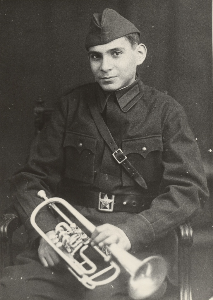 Тимофей Докшицер – музыкант балалаечного оркестра ЦДКА, 1937 год, г. Москва