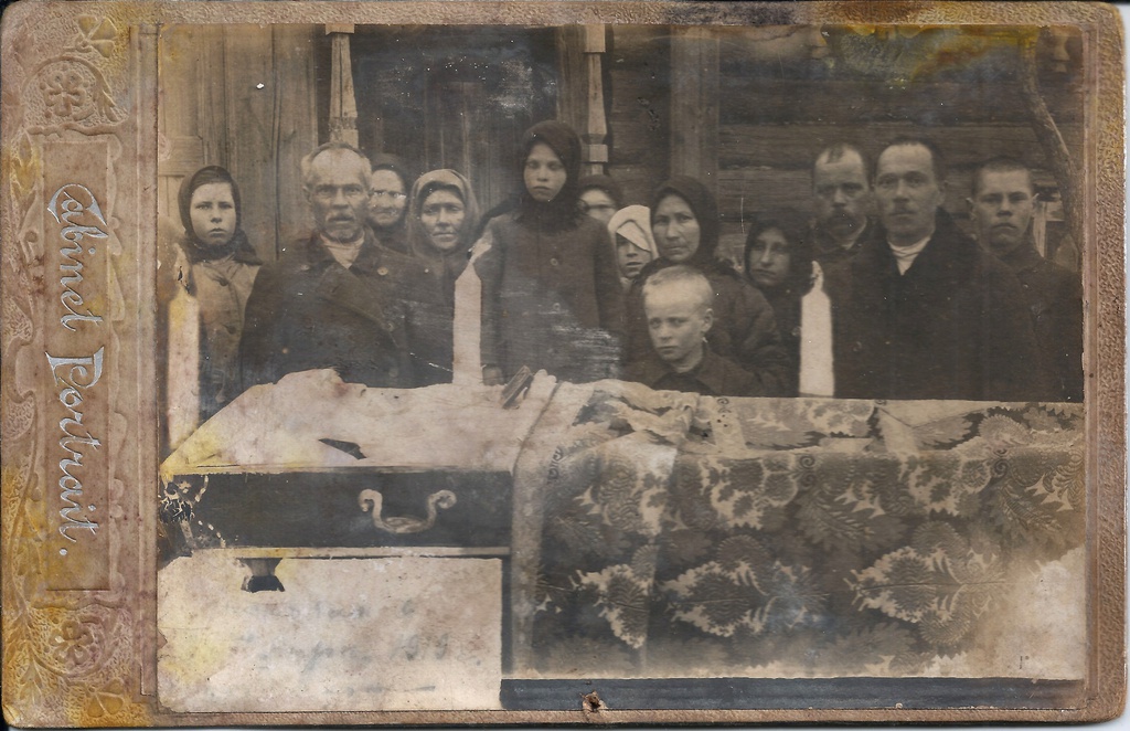 Сельские похороны, 1919 год, Рязанская губ., Зарайский у., с. Белоомут. С оборотной стороны снимок не подписан. В нижнем левом углу снимка присутствует плохо сохранившаяся надпись, на которой возможно прочитать только «1919».