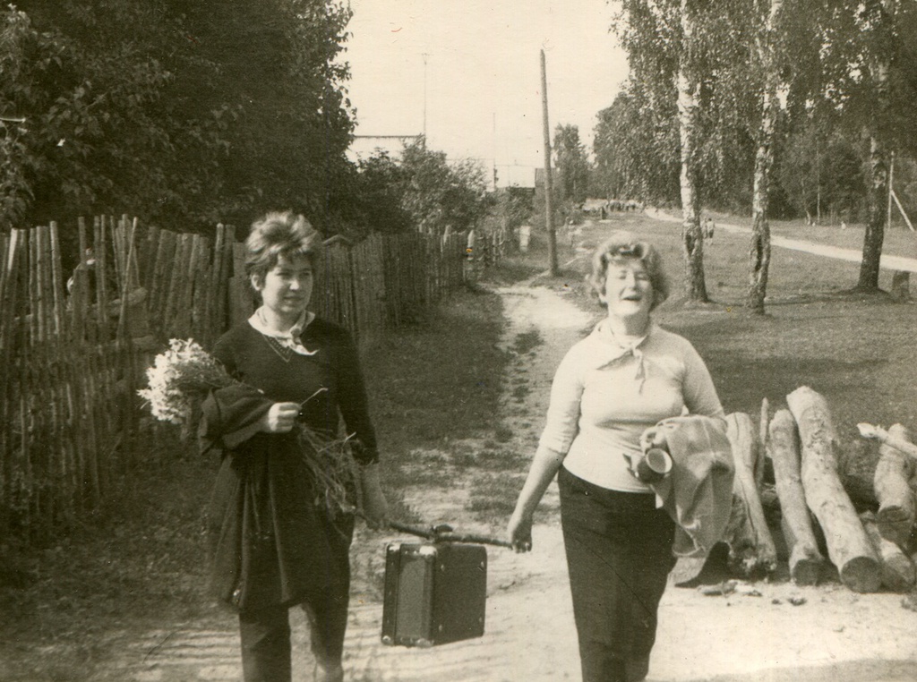 В поход, 10 июля 1963, Московская обл., Волоколамский р-н. Справа - Людмила Михайловна Дроздецкая (Конёнкова).