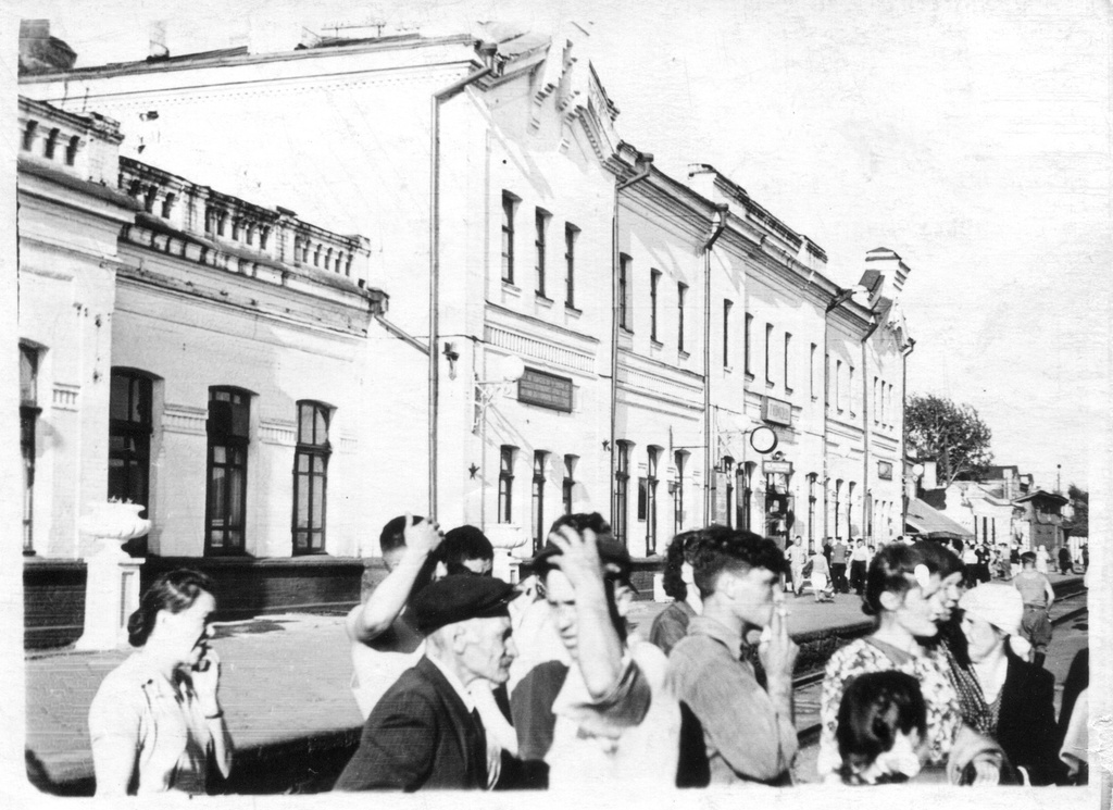 Вокзал ж/д станции Тюмень, июль - август 1955, г. Тюмень. Фотография из архива Алексея Лаптева.