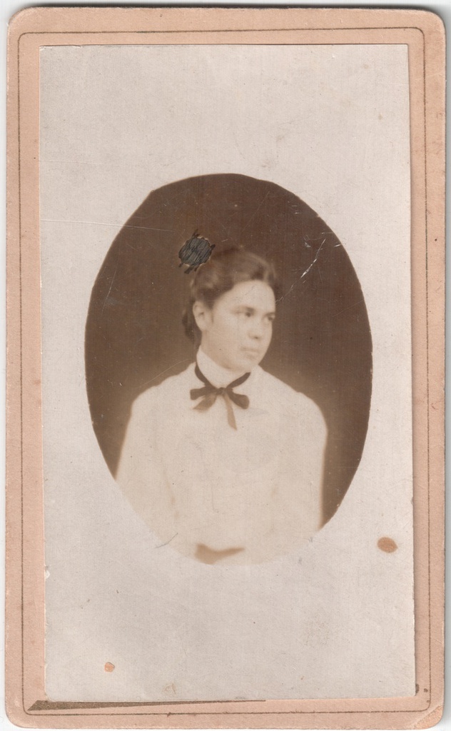 Портрет девушки, 21 января 1906, Владимирская губ., Муромский у., г. Муром. На обороте подпись: «1906 года января 21, суббота, накануне отъезда в Москву».Из архива моей прабабушки – Елизаветы Аркадьевны Куликовой (Соколовой).