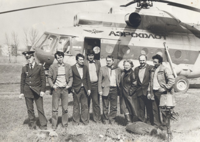 Во время рейда, 1978 год, Дагестанская АССР. Экипаж вертолета и журналисты Гостелерадиокомпании «Дагестан». Выставка «Аэрофлот» с этой фотографией.