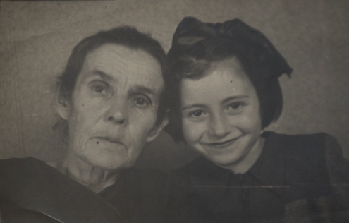 Матрена Кузьминична Красавцева с внучкой Олей, 1952 год, г. Калининград
