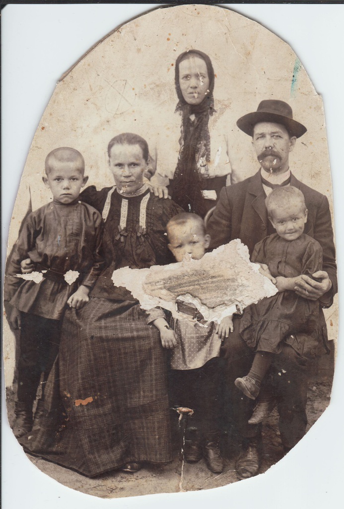 Семейный портрет, 1910 год, г. Петушки. Брат фотографа Павла Афанасьевича Пименова, Яков Афанасьевич Пименов с женой Марией и детьми.Из альбома Павла Афанасьевича Пименова.