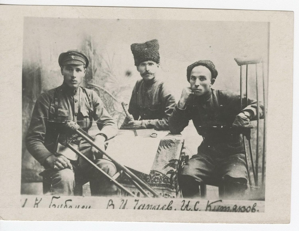 Василий Чапаев с соратниками, 1 января 1917 - 1 сентября 1919. Видео «Василий Чапаев. "Ждем, когда выплывет!"» с этой фотографией.
