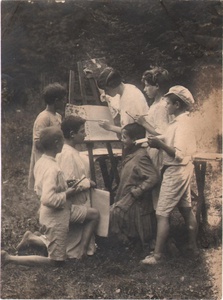 Воспитанники Еврейской детской колонии имени III Интернационала, 1920 - 1924, Московская губ., Малаховка. С 1919 по 1922 год рисование и живопись в детской колонии преподавал Марк Шагал.Выставка «Где и как учились евреи в Российской империи: еврейское образование в историях и лицах» с этим снимком.