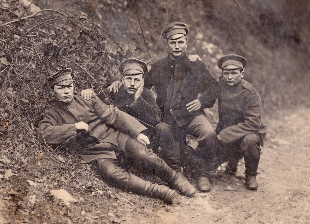 Первая мировая война, 1914 - 1918. Крайний справа – мой дед Александр Игнатьевич Яров, родом из Смоленской губернии Гжатского уезда. Воевал в Первую Мировую войну, был в плену, после плена вернулся домой.