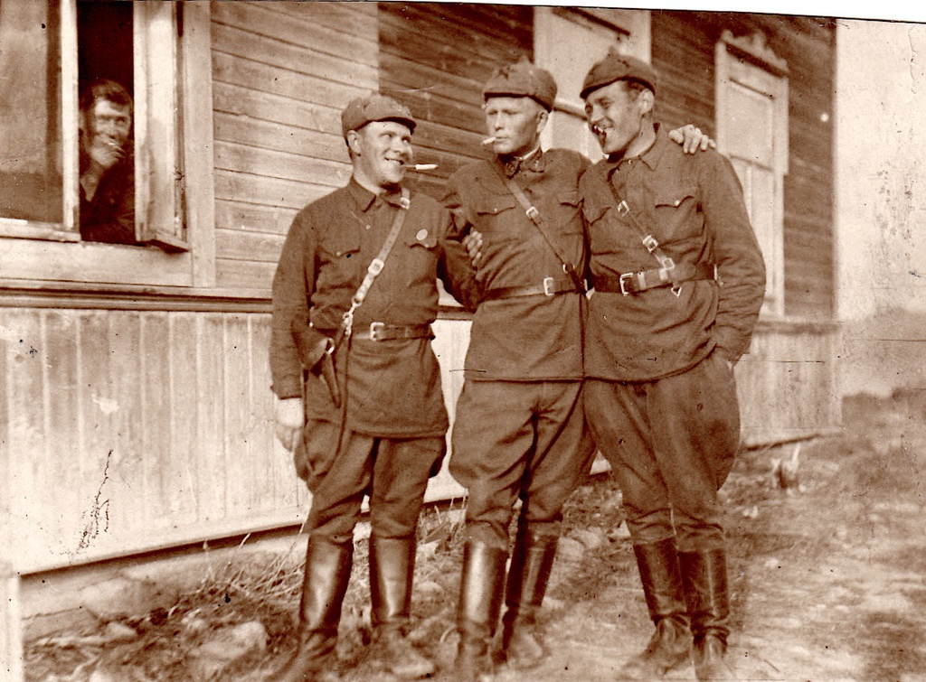 Три товарища, январь - октябрь 1940. Дарственное фото от моего деда своей дочери Валентине (моей маме, ей на тот момент было 6 лет). В центре мой дед – Иван Васильевич Видяпин. Родился и проживал в деревне Ильинка Уметского района Тамбовской области. Когда началась Финская кампания был призван в ряды РККА. Служил в кавалерии в звании младший комвзвода. Место службы неизвестно.На обороте фотографии рукой дедушки написано: «На добрую память дочке Вале от папы в дни Финской кампании 1940 года. Слева направо – Корнов Тимофей, Видяпин Иван Васильевич, Яровенко Иван Лаврентьевич. 1940 год».