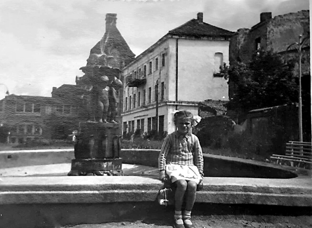 Площадь Победы у фонтана, 1 июня 1950 - 1 июня 1955, Калининградская обл., г. Гусев. 
