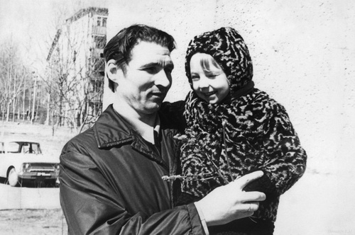 Весна, Очаково. С отцом возле дома, 1 - 30 марта 1975, г. Москва, р-н Очаково