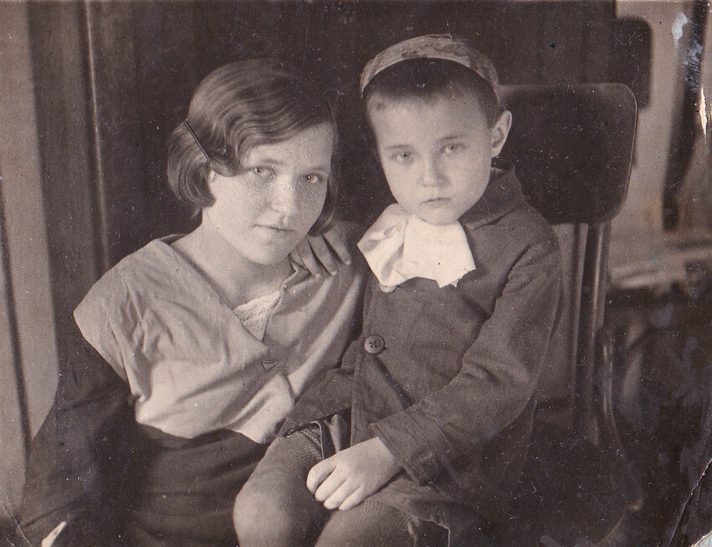 «Юра и Сима», 12 марта 1936. На фотографии двоюродные брат и сестра моего отца. На обороте надпись: «Юра и Сима. 12.03.36 г. Юра – 4 года, Сима – 14 лет».