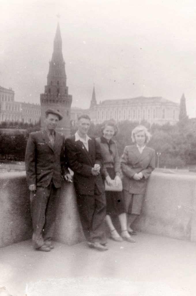 демонстрация 1 мая 1985 года. гуляем по москве. май в москве. празднование 300-летия воссоединения 1954 москва. одесское военно-морское медицинское училище.