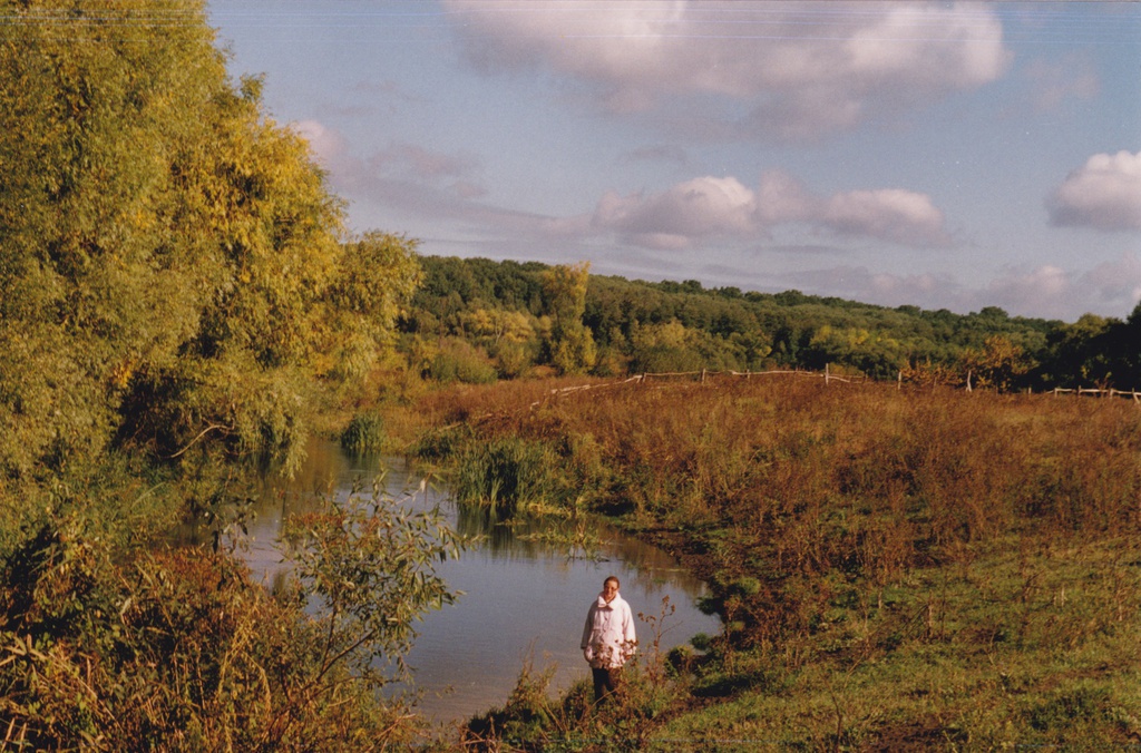 Родные просторы. Река Вяжля близ деревни Ильинка, 16 - 22 сентября 1996, Тамбовская обл., Уметский р-н, дер. Ильинка. Река Вяжля около деревни Ильинка. Небольшая река Вяжля (длина около 70 километров) является притоком реки Ворона. В конце XVIII века эти земли были пожалованы Абраму Андреевичу Боратынскому (отцу поэта Евгения Боратынского) и его брату Богдану. На заднем плане фотографии видна деревянная ограда – это стойло, куда в полдень пригоняют на водопой деревенское стадо коров.