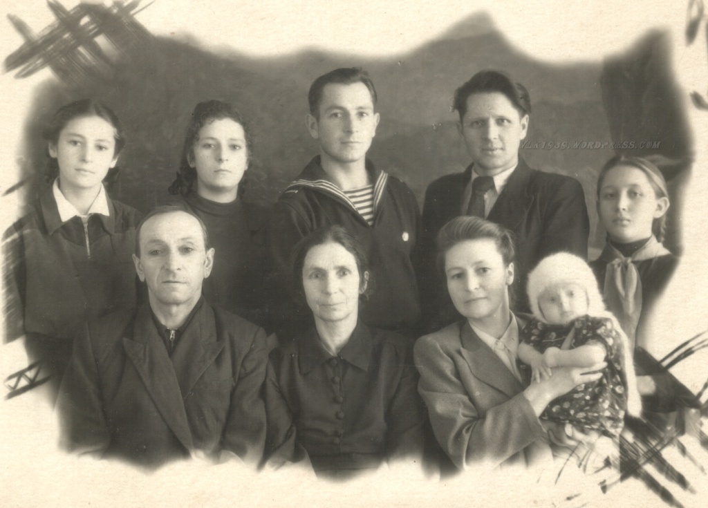 Семейный портрет, 1952 - 1953, челябинская обл., г. Миасс. Фотография из архива Ларисы Константиновны Волковой.