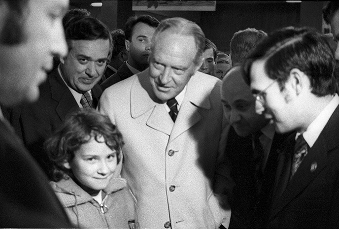 Госсекретарь США Уильям Пирс Роджерс общается с москвичами на рынке, май 1972, г. Москва, Черемушкинский рынок. Выставка «Янки в СССР» с этой фотографией.