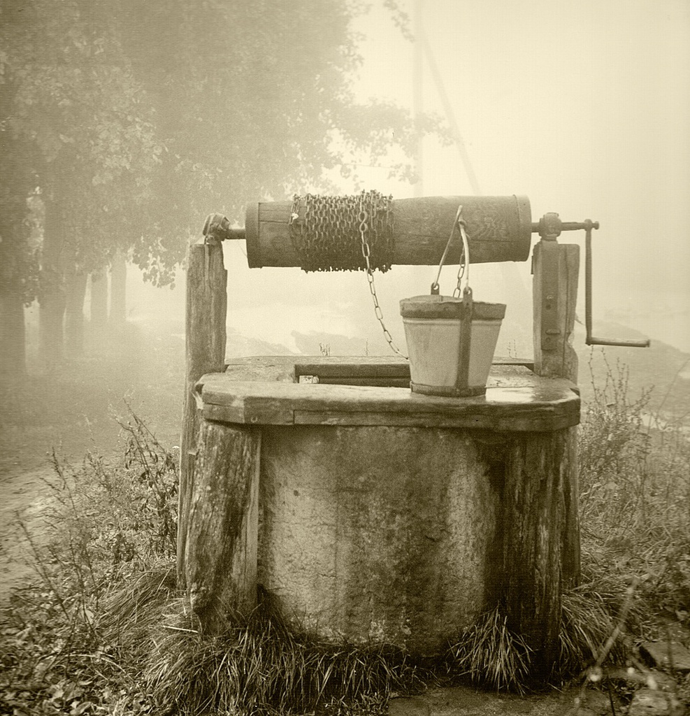 Колодец, сентябрь - декабрь 1986, Брянская обл.. Выставка «Источник воды и хранитель тайн» с этой фотографией.