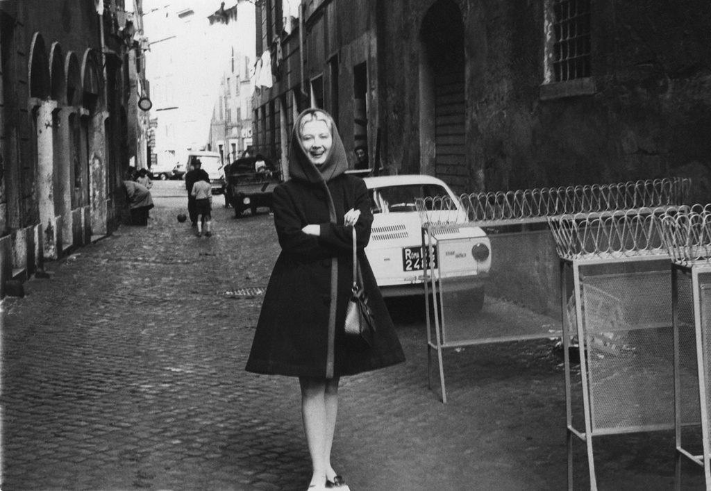 Актриса Алла Демидова во время Недели советских фильмов в Риме, март - апрель 1970, Италия, г. Рим. Видео «Театр на Таганке» с этой фотографией.