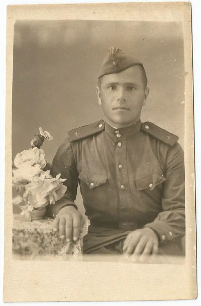 На память брату, 28 августа 1951. Портретный снимок рядового авиации. Солдат одет в повседневную форму одежды образца 1943 года. На гимнастерке – погоны, изготовленные по техническим условиям 1947 года.Надпись на обороте: «На вечную память дорогому родному брату Василию помни и люби как младшего брата. Генадий 28.8.51 г. Генадий 1 год службы».
