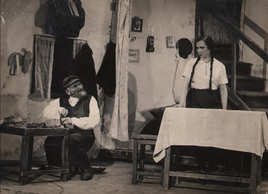 Сцена из спектакля Одесского ГОСЕТа, 1934 - 1936, г. Одесса. Выставка «Еврейский театр за пределами столиц – из коллекции Музея истории евреев в России» с этим снимком.&nbsp;