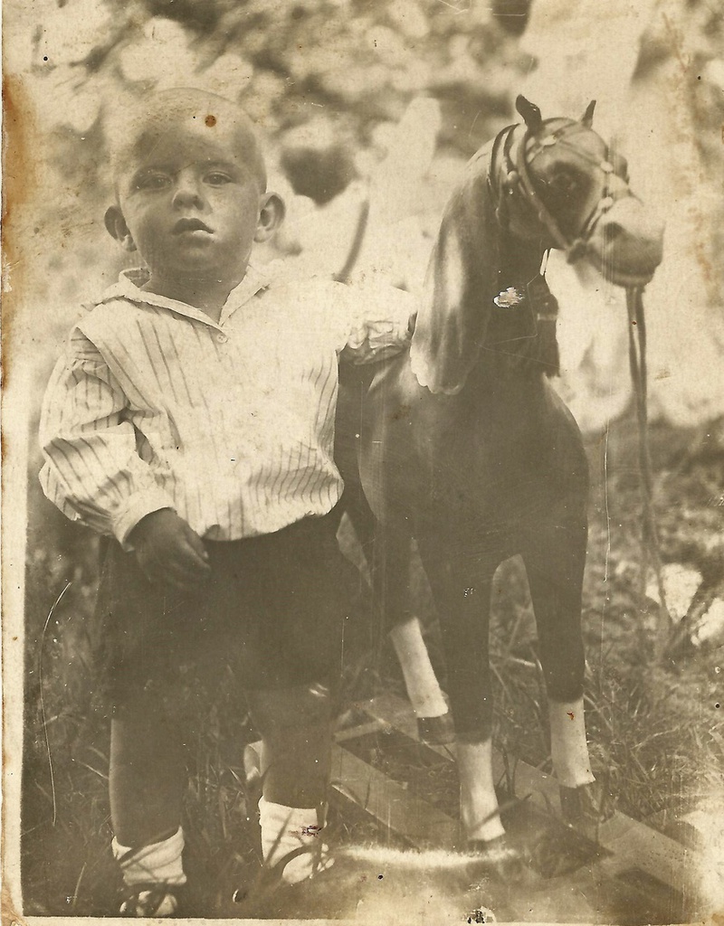 Семейный альбом, 1920 - 1938, Владимирская губ.. Выставка «Я люблю свою лошадку...» с этой фотографией.