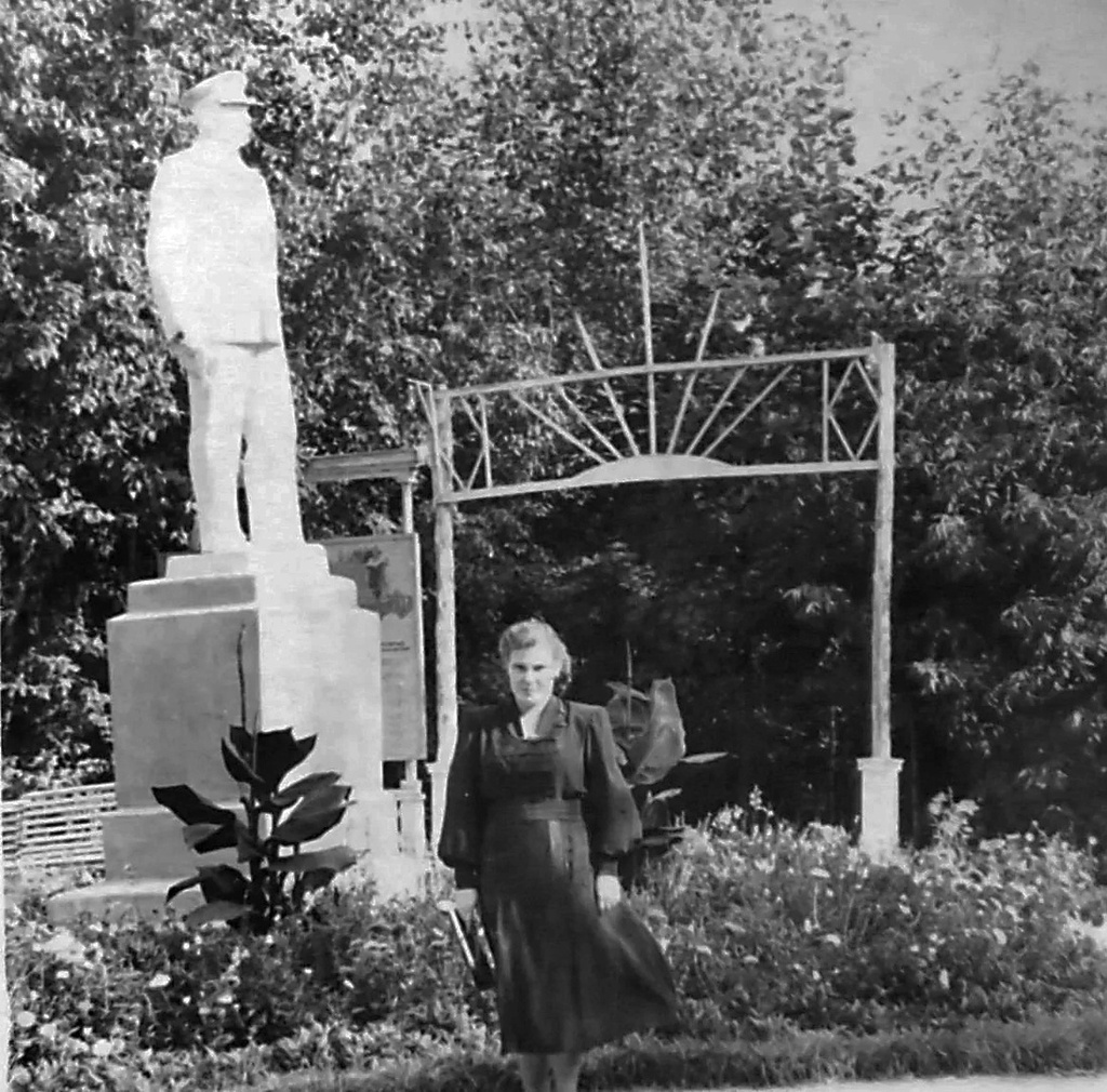 Городской сад, памятник И. Сталину, 1950 - 1955, Тамбовская обл. г. Мичуринск. 