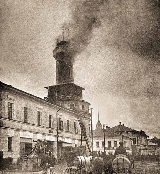 Пожар на пожарной каланче города Рыбинска, 10 мая 1912, Ярославская обл., г. Рыбинск. По версии следствия пожар произошел в архиве полицейского управления. Причина&nbsp;–&nbsp;неосторожное обращение с огнем, а проще говоря, пожар повлек за собой оставленный не потушенный окурок.