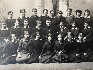 Групповой портрет учащихся гимназии, 1914 - 1915, Вологодская губ., г. Усть-Сысольск. Во втором ряду третья слева Валентина Павловна Старцева (1901 года рождения).Фотография из архива Галины Сивохиной.