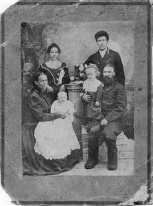 Городской голова Усть-Сысольска Егор (Георгий) Михайлович Тентюков, 1905 год, Вологодская губ., г. Усть-Сысольск. Семья городского головы Усть-Сысольска  Георгия Михайловича Тентюкова (1853–1916). У него на руках Валентина Павловна Старцева (1901–1988). Сидит его супруга Мария Алексеевна Тентюкова (Клыкова), у нее на руках Мария Павловна Старцева (Аронович, Тюрнина) (1905–1986). Стоят супруги Старцевы Павел Михайлович (22.10.1877–1916) и Александра Георгиевна (Тентюкова) (01.10.1878-09.09.1952).Фотография их архива Галины Сивохиной.