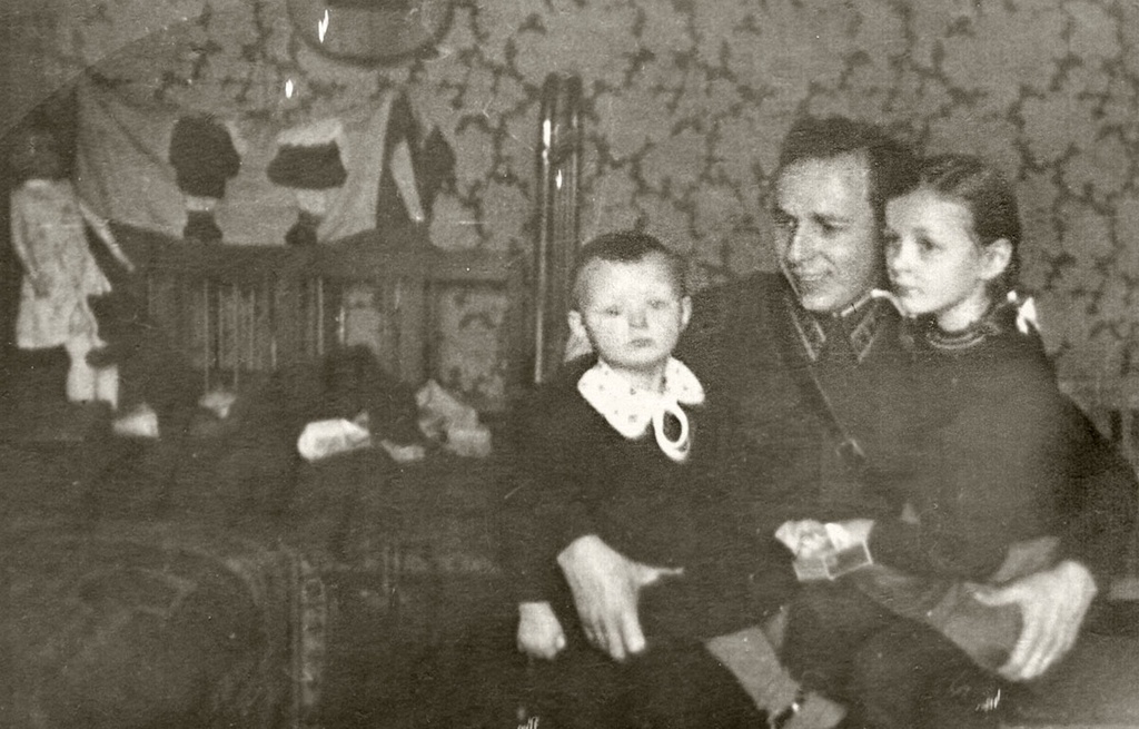 Папа с дочками, 1939 - 1940. Михаил Филиппович Блинов (1910–1942) с дочками Валей (справа) и Наташей.
