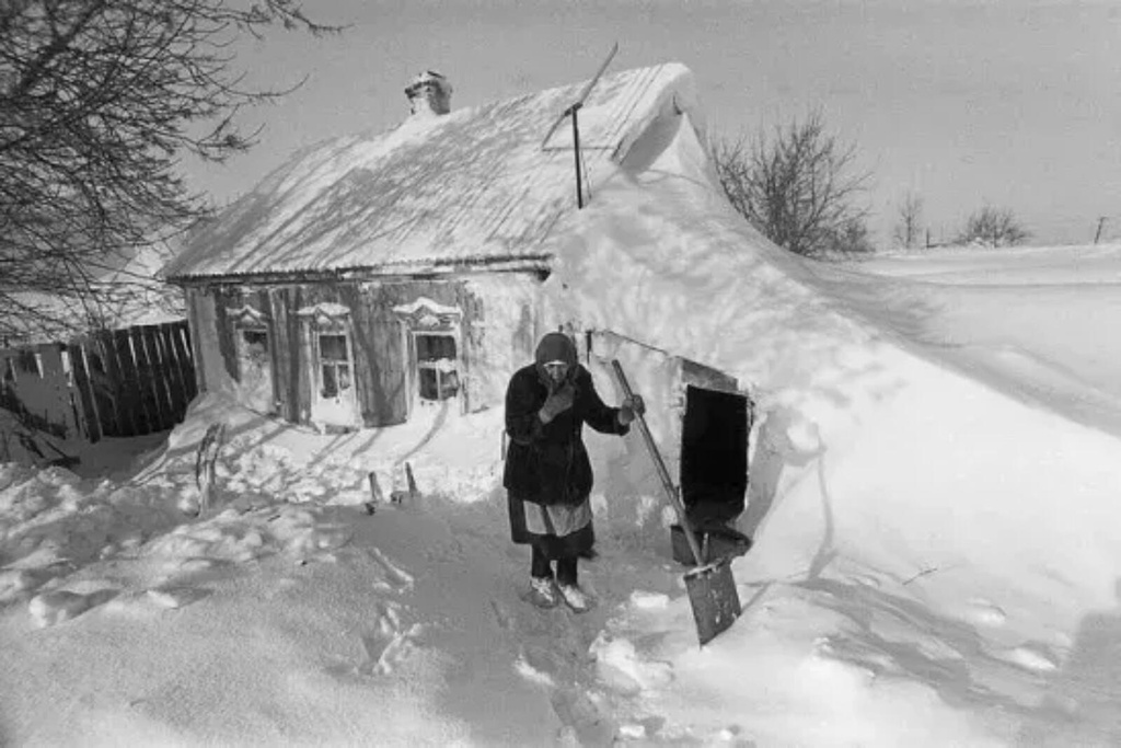 Зима в селе Козловка, 1960 - 1965, Воронежская обл., Бутурлиновский р-н, с. Козловка. Вот такие зимы бывали в Воронежской области в 1960-х.Выставка «Курская и Воронежская» с этой фотографией.