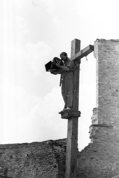 На съемках фильма «Убийца», июнь 1992, Армения. Кинооператор Михаил Сычев.Выставка «Фотограф и кино» с этой фотографией.