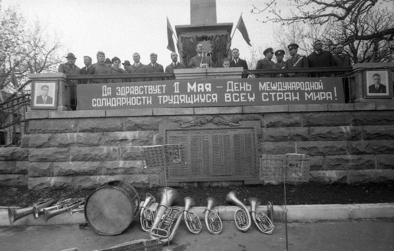 Празднование 1 мая, 1970 - 1973, Курская обл.. Выставка «Курская и Воронежская» с этой фотографией.