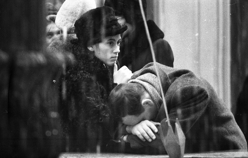Мужчина и женщина, 1963 - 1965, г. Москва. Выставка «Сезон шапок» с этой фотографией.